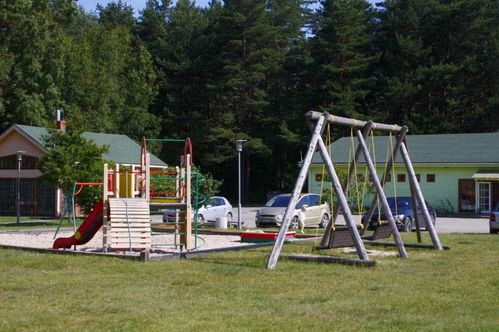 Camping Jeni - Spielplatz auf dem Campinggelände mit Schaukeln und Klettergerüst