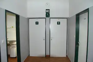 Camping Jennersdorf - Sanitäranlage auf dem Campingplatz mit Bad mit Toilette, Waschbecken und Dusche