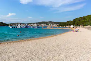 Camping Jezera Lovišća - Badestrand des Campingplatzes