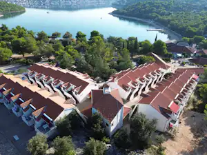 Camping Jezera Lovišća - Mietapartments auf dem Campingplatz