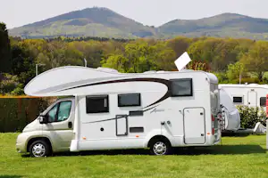 Camping Jillieshof - Wohnwagenstellplatz und Wohnmobilstellplatz vom Campingplatz auf grüner Wiese
