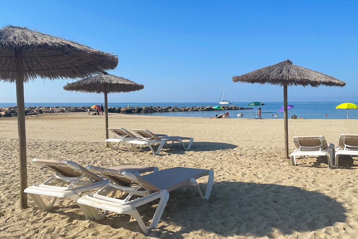 Camping Joan - Blick auf den Strand und das Meer 