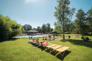 Camping Jocomo - Liegewiese an der Poolanblage mit Sonnenliegen