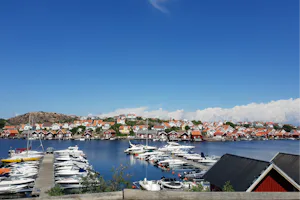 Camping Johannesvik - Blick vom Campingplatz auf Boote am See und Dorf in Schweden