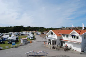 Camping Johannesvik - Rezeption und Wohnwagen- und Zeltstellplatz vom Campingplatz