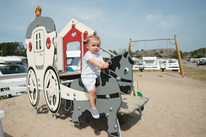Camping Johannesvik - spielendes Kind auf dem Spielplatz vom Campingplatz