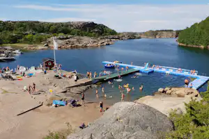 Camping Johannesvik - Gäste am Badestrand vor dem Campingplatz