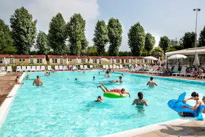 Camping Jolly - Gäste des Campingplatzes am Pool