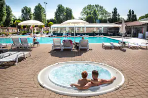 Camping Jolly - Jacuzzi mit Blick auf den Pool