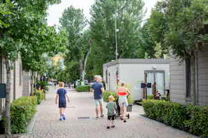 Camping Jolly - Spaziergang zwischen den Wohnmobilen