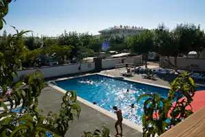 Camping Joncar Mar - Gäste liegen am Pool in der Sonne