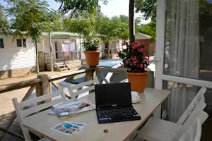 Camping Joncar Mar - Terrasse eines Ferienhauses