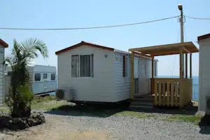 Camping Jonio - Mobilheim vom Campingplatz mit Veranda und Blick auf das Meer