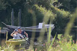 Camping Julianadorp Aan Zee - Kanufahren auf dem Kanal als Freizeitaktivität