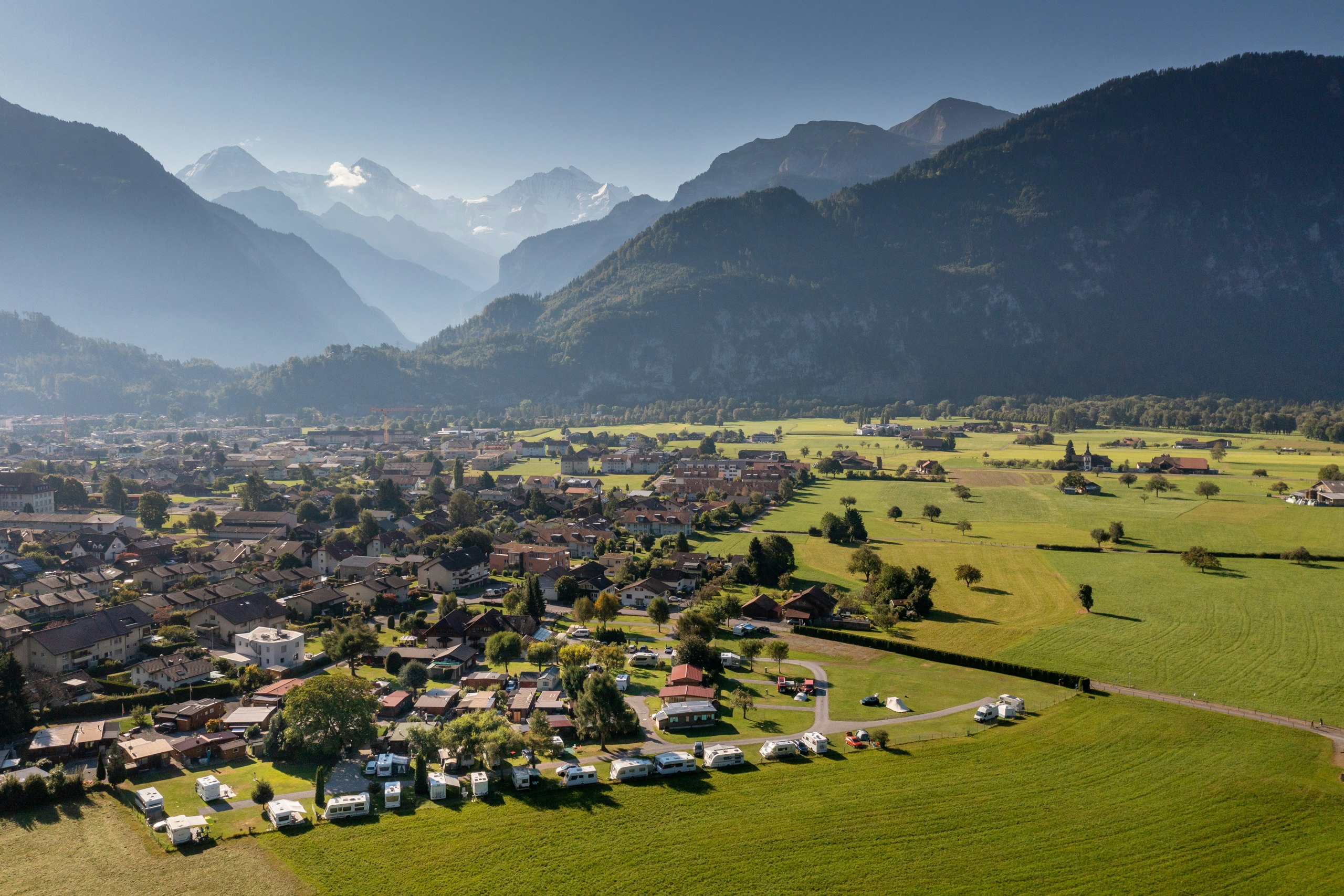 JungfrauCamp  - Luftaufnahme des Campingplatzes mit Blick auf die Berge im Hintergrund