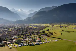 JungfrauCamp - Luftaufnahme des Campingplatzes mit Blick auf die Berge im Hintergrund