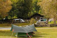 Camping Jungfrau  - Zelt und Wohnmobile auf dem Stellplatz vom Campingplatz
