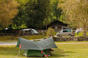 Camping Jungfrau - Zelt und Wohnmobile auf dem Stellplatz vom Campingplatz