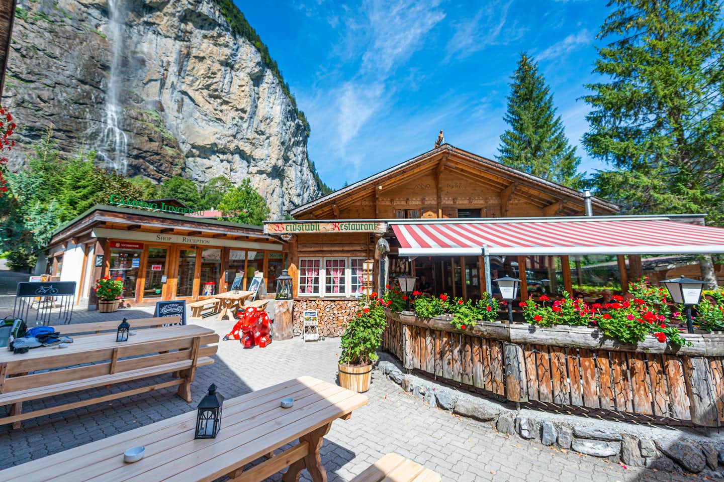 Camping Jungfrau - Restaurant mit Terasse auf dem Campingplatz