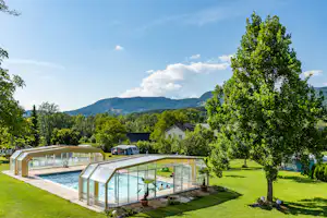 Camping Juritz - Poolbereich im Grünen