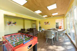 Camping Juritz - Aufenthaltsraum mit Sitzgelegenheiten und Tischkicker
