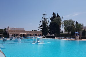 Camping Jávea - Poolbereich vom Campingplatz mit Liegestühlen in der Sonne