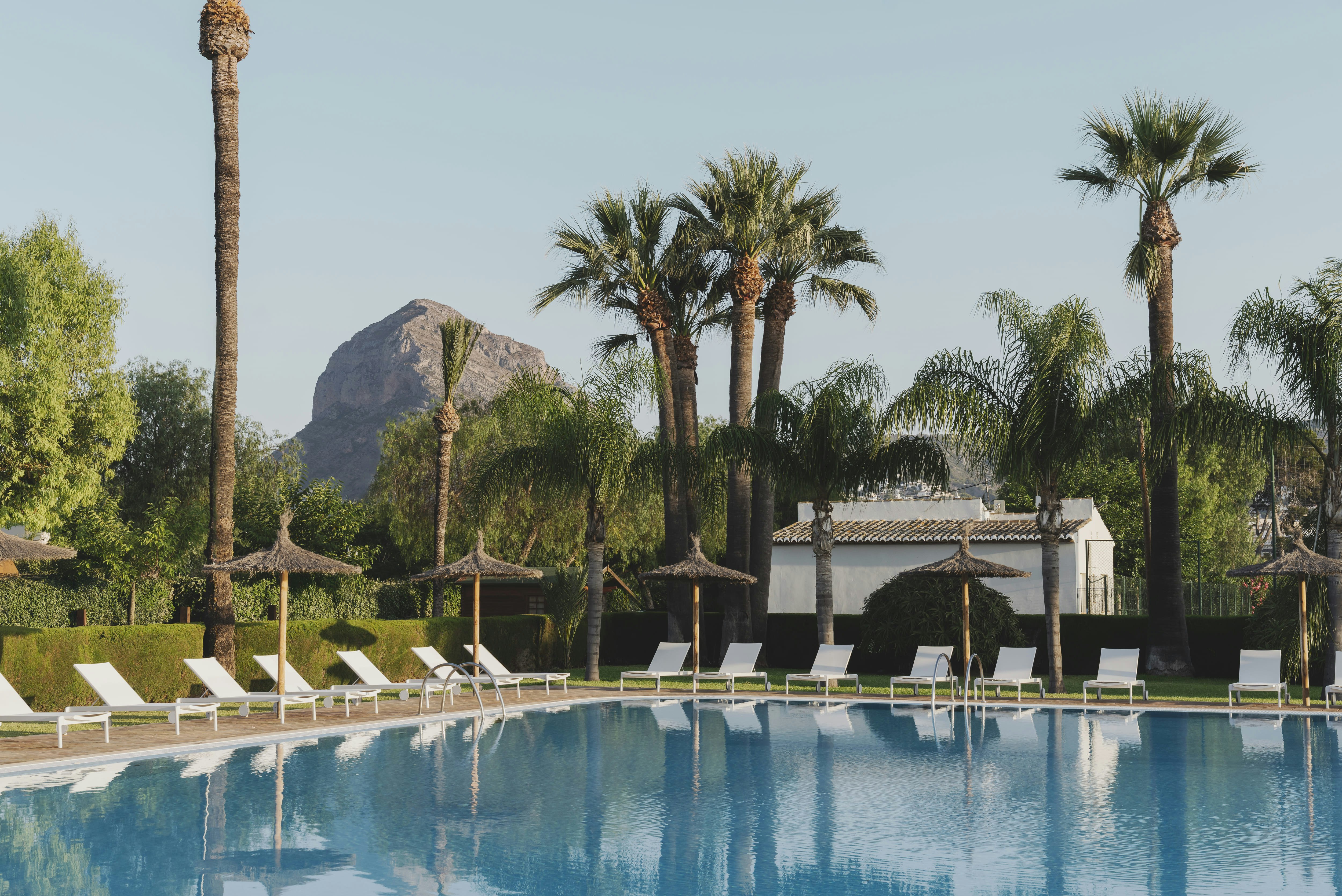 Wecamp Jávea  Camping Jávea  - Pool im Freien mit Liegestühlen und Sonnenschirmen