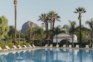 Wecamp Jávea Camping Jávea - Pool im Freien mit Liegestühlen und Sonnenschirmen