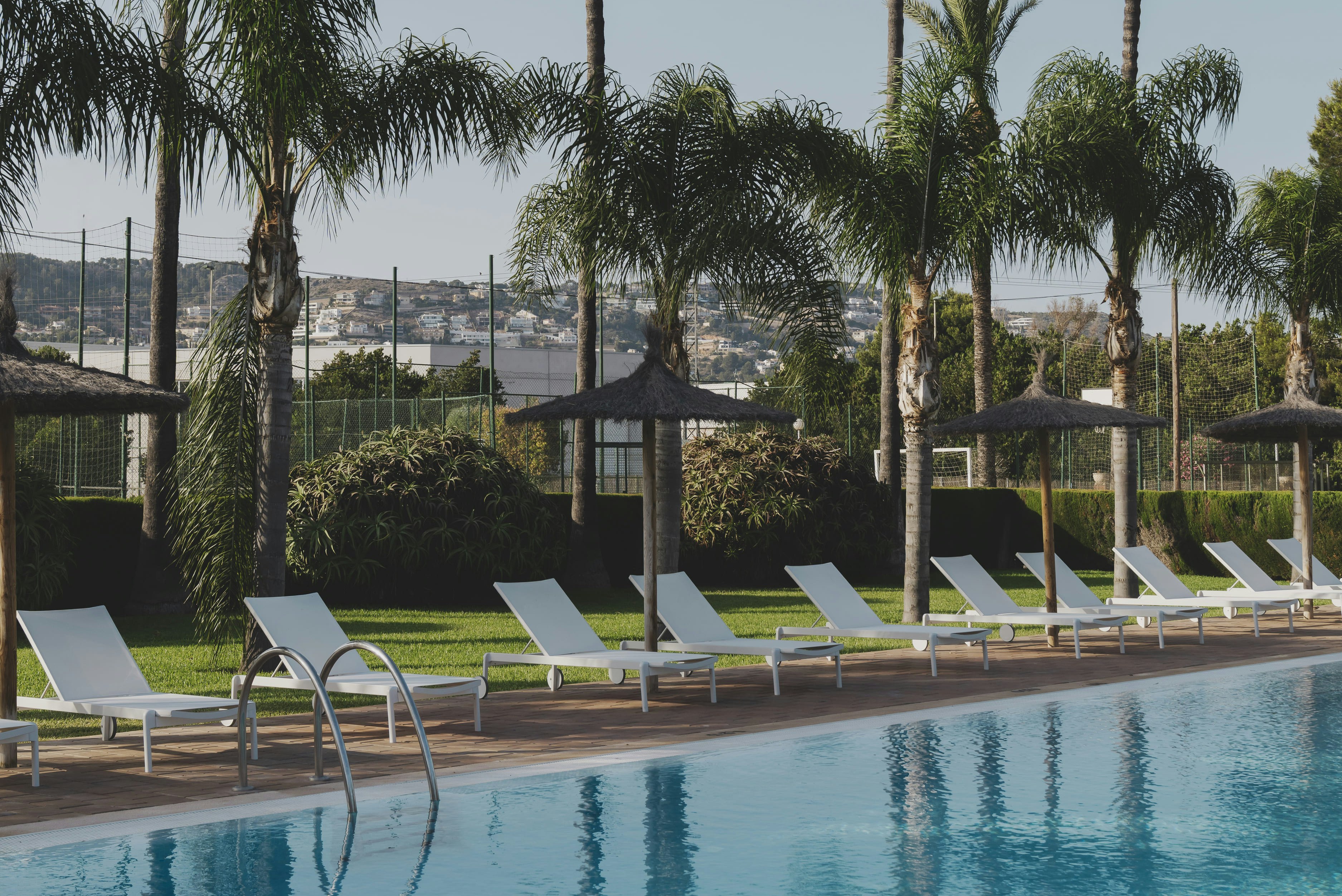 Wecamp Jávea  Camping Jávea  - Pool im Freien mit Liegestühlen und Sonnenschirmen