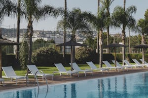 Wecamp Jávea Camping Jávea - Pool im Freien mit Liegestühlen und Sonnenschirmen