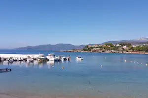 Camping Kalógria - Anleger mit vertäuten Booten beim Campingplatz
