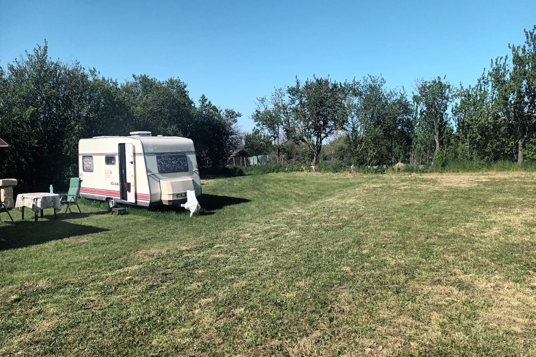 Camping Kaloyan - Standplätze auf der Wiese auf dem Campingplatz