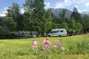 Camping Kamne - Wohnmobilstellplätze im Grünen auf dem campingplatz