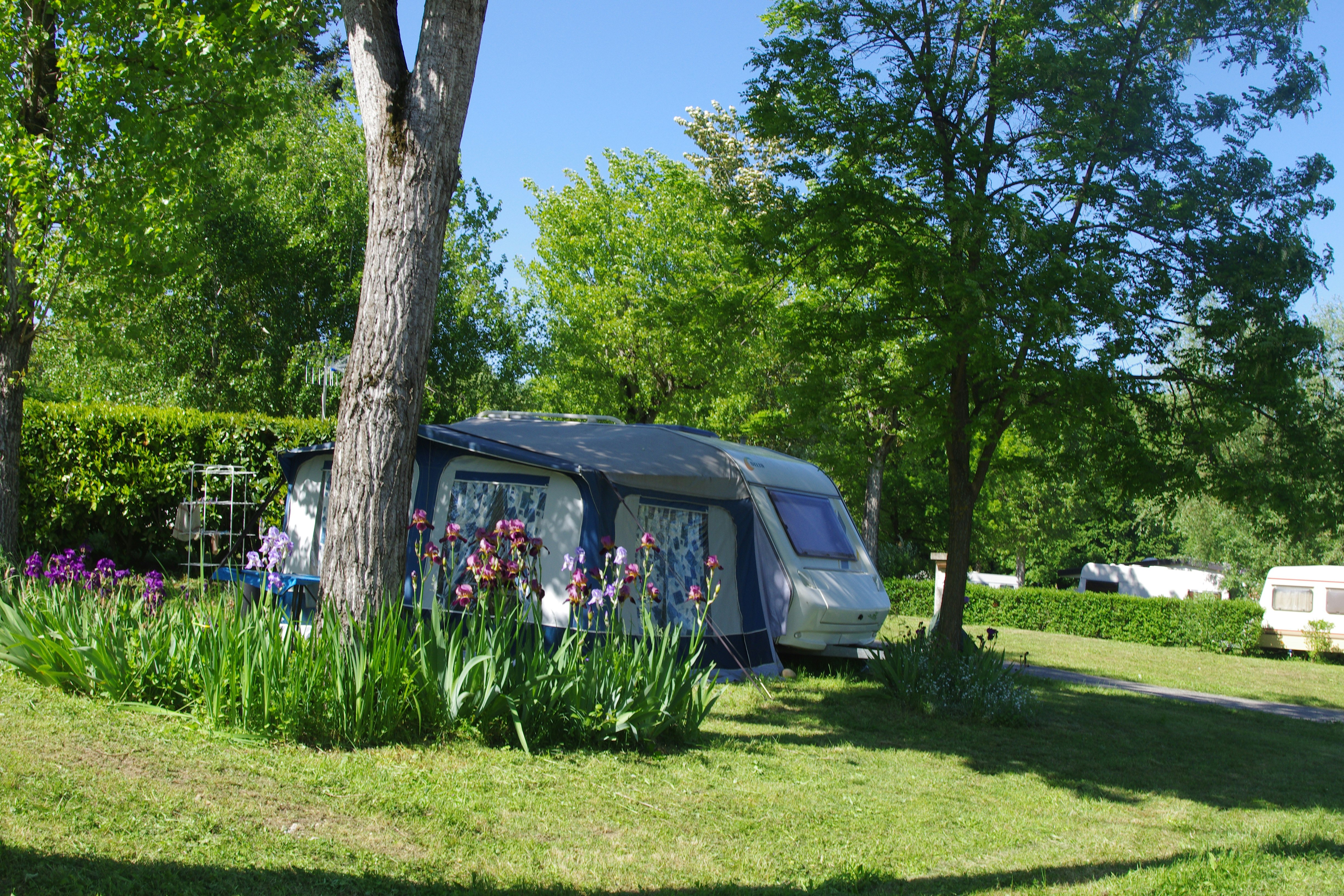 Kanopée Village - Standplatz unter Bäumen 