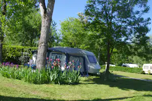 Kanopée Village - Standplatz unter Bäumen