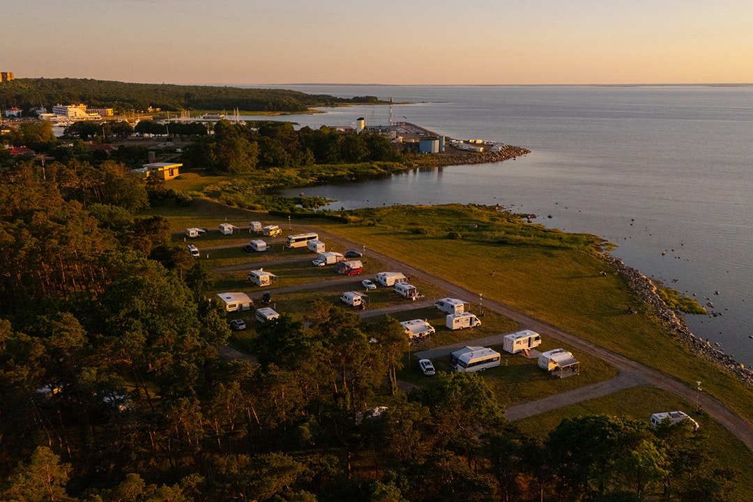 Camping Kapelludden - Campingplatz mit Meer aus der Vogelperspektive bei Sonnenuntergang