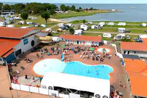 Camping Kapelludden - Pool auf dem Campingplatz aus Vogelpespektive