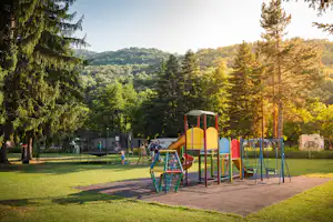 Camping Kapinovski Monastery - Kinderspielplatz auf dem Campingplatz mit Rutschen, Schaukeln und Trampolin im Hintergrund