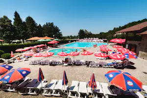Camping Kapinovski Monastery - Poolbereich mit Liegestühlen und Sonnenschirmen