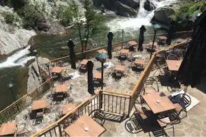 Camping Kapinovski Monastery - Terrassen mit Sitzgelegenheiten mit Blick auf den Fluss Veselina