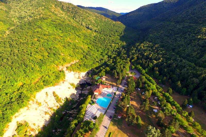 Camping Kapinovski Monastery - Vogelperspektive auf den Campingplatz und die umliegenden Natur Bulgariens