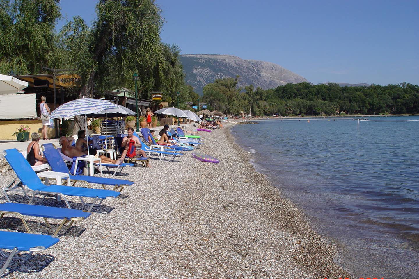 Camping Karda Beach -  Badestrand mit Liegestühlen und Sonnenschirmen beim Campingplatz