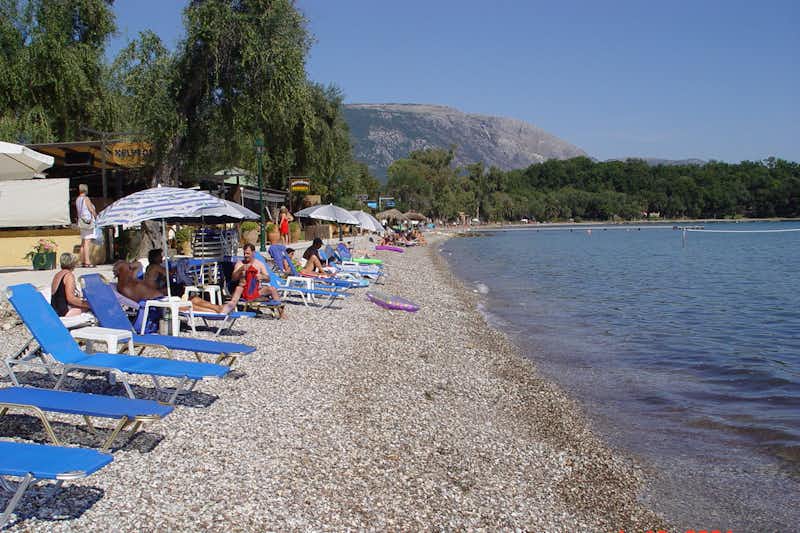 Camping Karda Beach -  Badestrand mit Liegestühlen und Sonnenschirmen beim Campingplatz