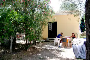 Camping Karda Beach - Bungalows im Grünen auf dem Campingplatz