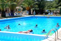 Camping Karda Beach -  Gäste liegen am Pool in der Sonne