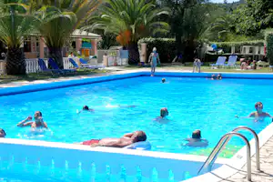 Camping Karda Beach - Gäste liegen am Pool in der Sonne