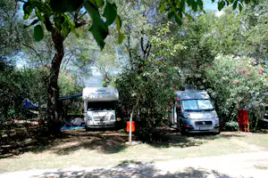 Camping Karda Beach - Wohnwagenstellplätze im Grünen auf dem Campingplatz