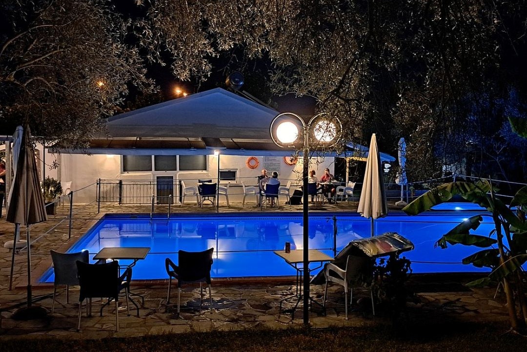 Camping Kariotes Beach - Blick auf den Pool im Freien bei Nacht