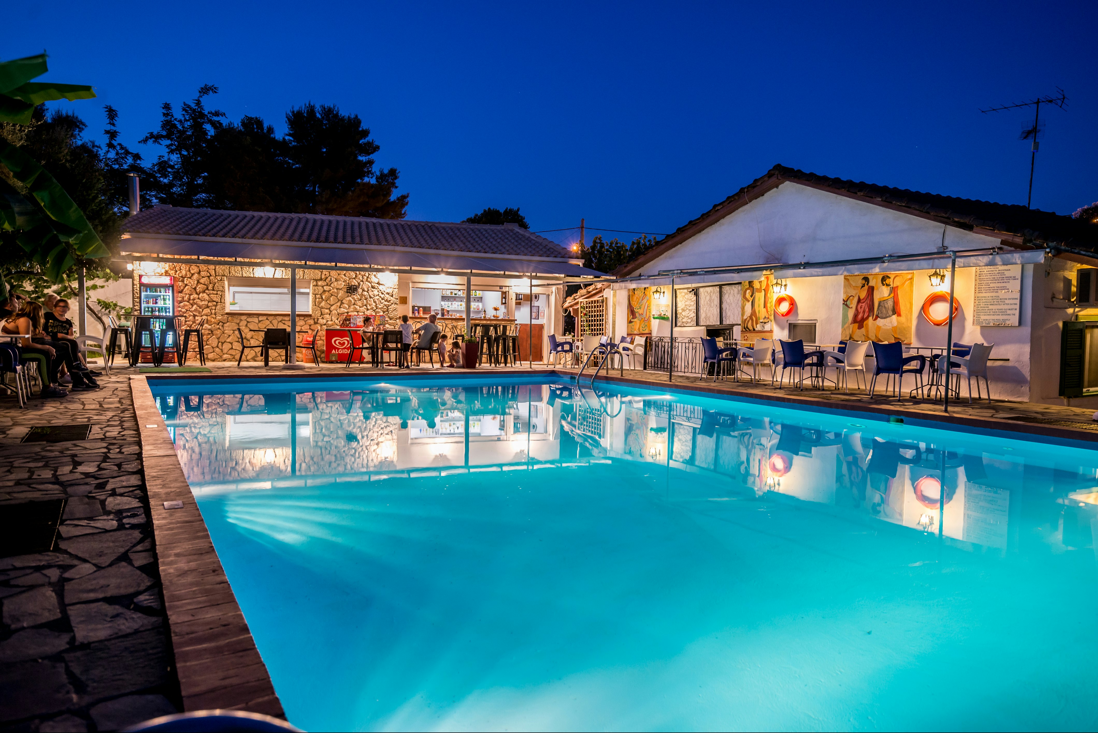 Camping Kariotes Beach - Pool im Freien mit Terrasse bei Abend
