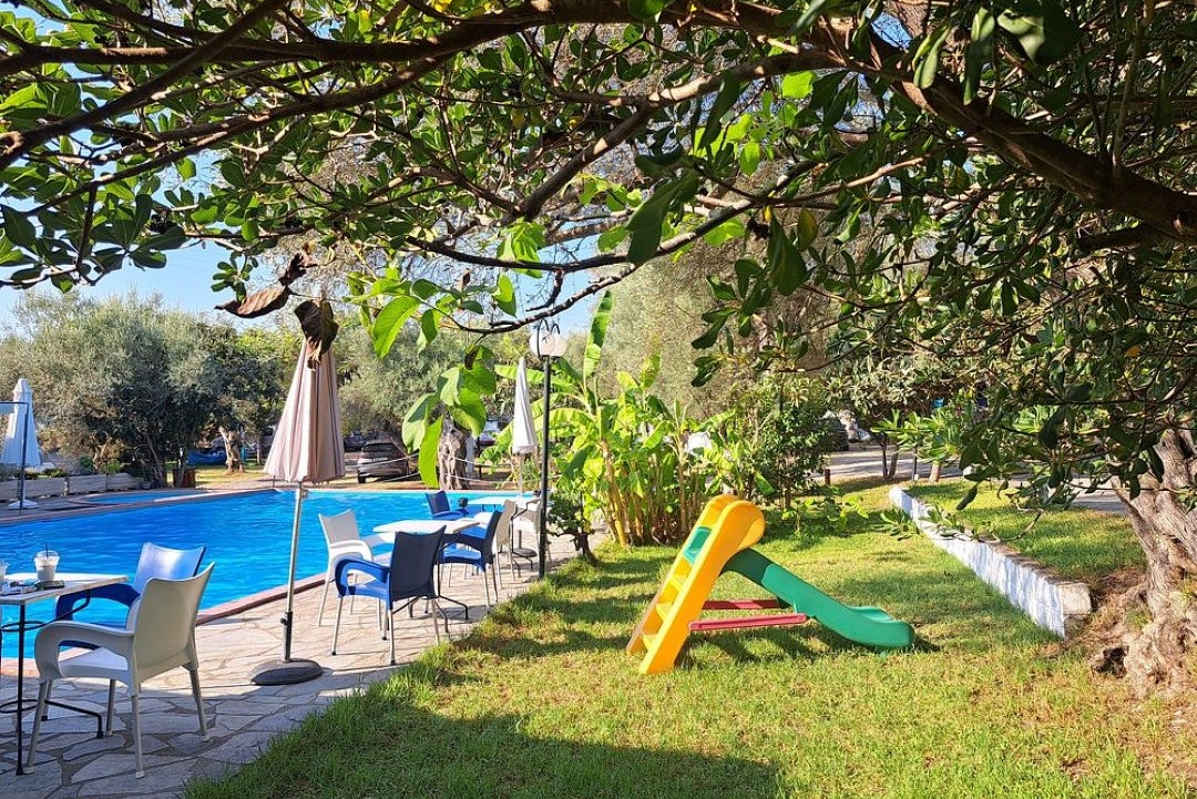 Camping Kariotes Beach - Pool im Freien und Kinderspielgeräte auf dem Campingplatz